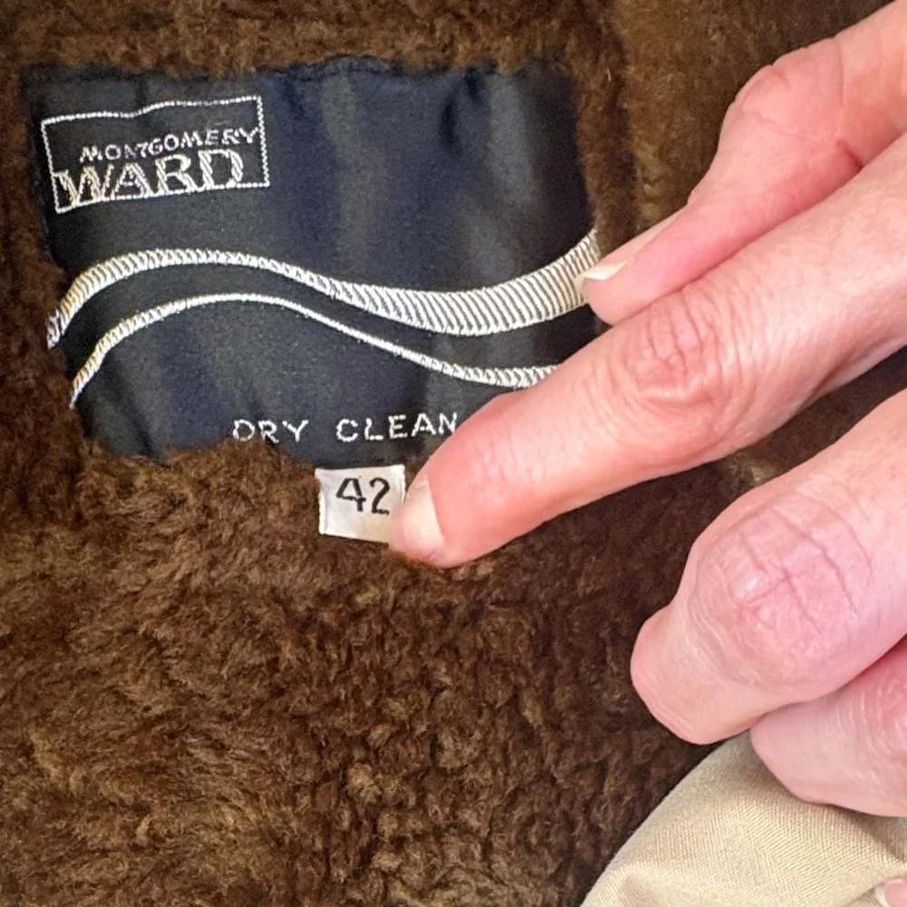 Men's Vintage Tan Jacket with Brown Accents - Picture 3 of 6